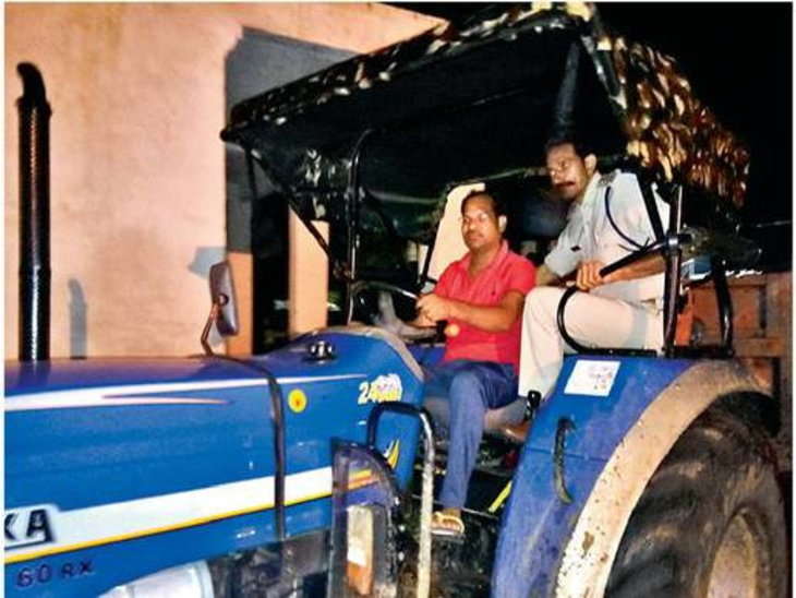 जब्त ट्रैक्टर को चला कर थाने पहुंचे जिले के सिंघम