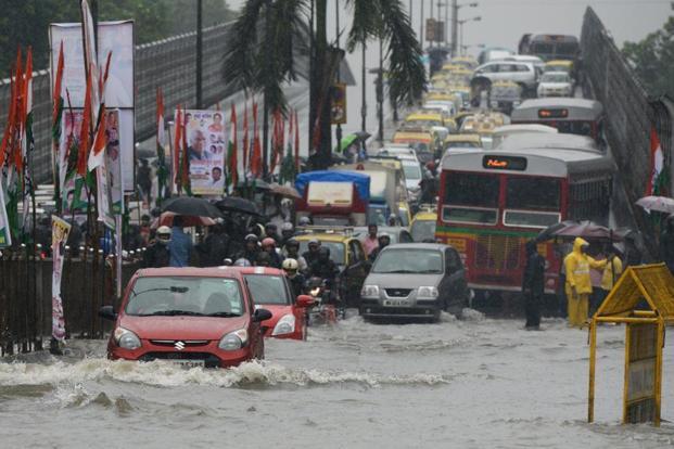 मुंबई में बारिश से हालात बिगड़े, रेल-सड़क पानी-पानी, स्कूलों में छुट्टियां
