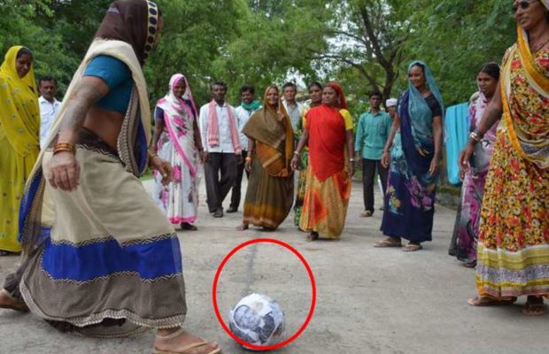 मप्र की किसान महिलाओं में फुटबॉल की खुमारी,  विरोध का निकाला ये तरीका