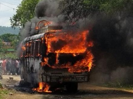 चलती बस में लगी आग, 14 यात्री जिंदा जले