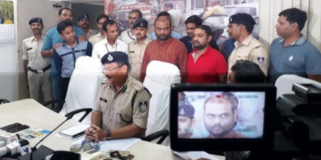 पुलिस के हत्थे चढ़ा फेसबुक से क्राइम करने वाला गिरोह