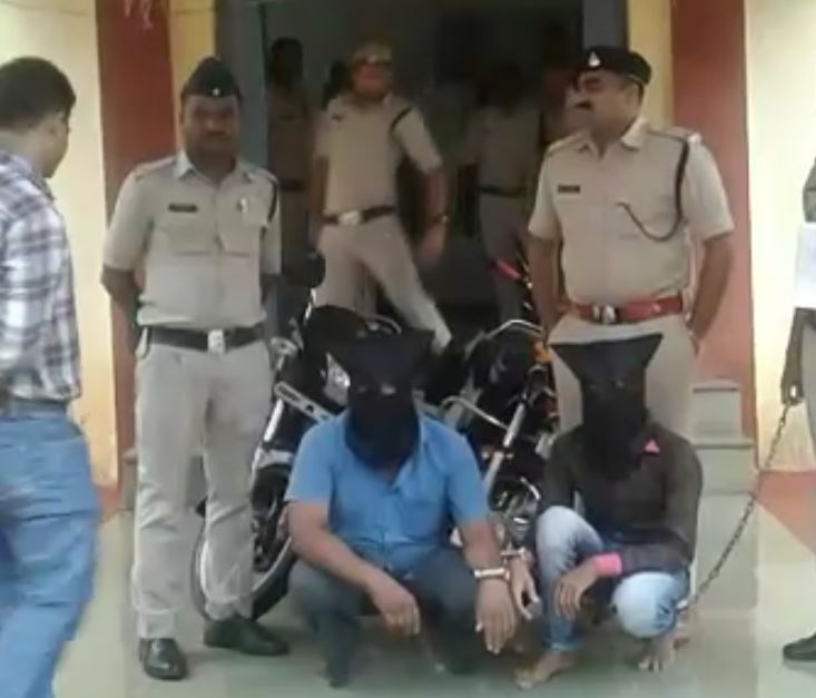फर्जी पुलिस गिरफ्तार, राहगीरों से करते थे लूटपाट