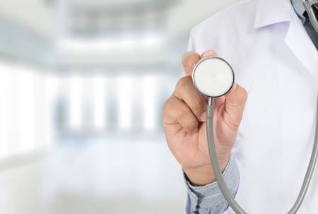 जूनियर डॉक्टर्स अस्पताल के बाहर कर रहे मरीजों का इलाज, मानदेय बढ़ाने की मांग