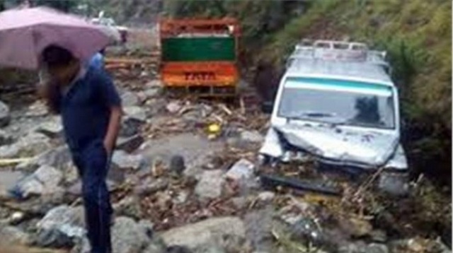 उत्तराखंड में 2 जगहों पर बादल फटा, कई परिवार बेघर, मवेशी दबे