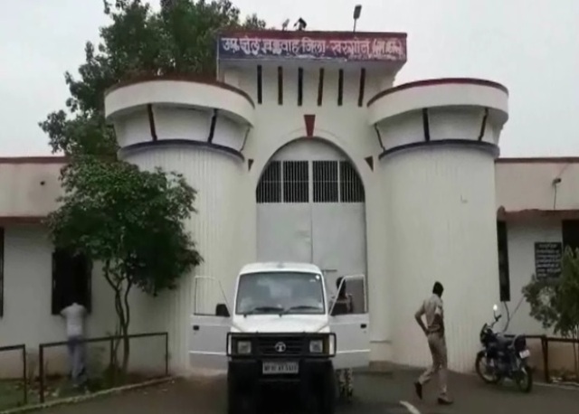 उपजेल से भागने की कोशिश में विचाराधीन कैदी का हाथ टूटा, दूसरा जंगल से हुआ गिरफ्तार