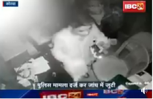 मोबाइल शॉप में चोरी करते तीन आरोपी सीसीटीवी में कैद ..देखें वीडियो