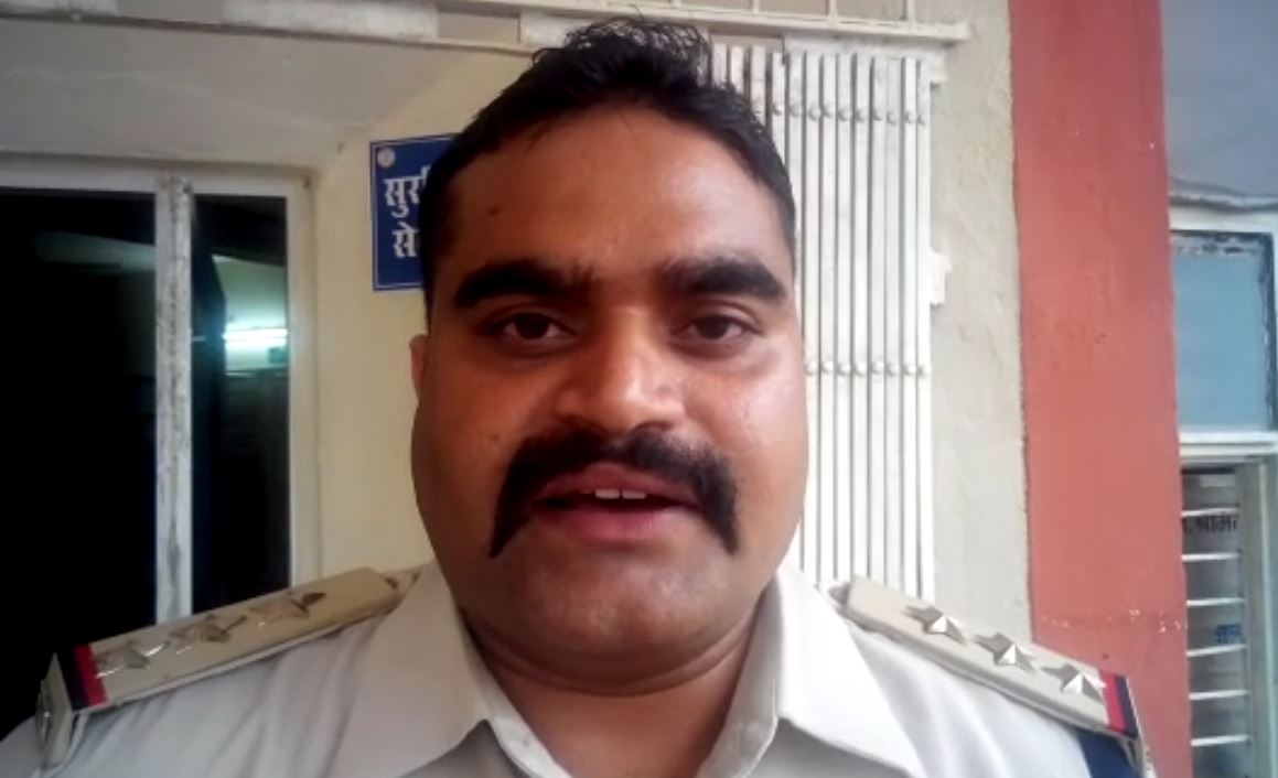 ट्रक लुढ़कने से जोखिम में पड़ी शिक्षक की  जान