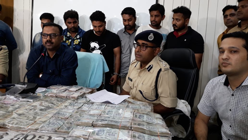 शराब कलेक्शन एजेंट से 31 लाख लूटने वाले 6 आरोपी धरे गए, 25 लाख, कार और पिस्टल जब्त