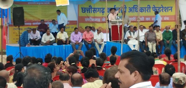 कर्मचारी-अधिकारियों ने निकाली वादा निभाओ रैली, सौंपा ज्ञापन