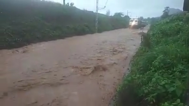 भारी बरिश से रेलवे ट्रैक पर घुटनों तक भरा पानी, यात्रियों को सकुशल निकाला गया, देखिए वीडियो