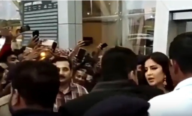 कैटरीना कैफ को देखने उमड़े फैन्स, जमकर हंगामा, पुलिस ने किया लाठीचार्ज