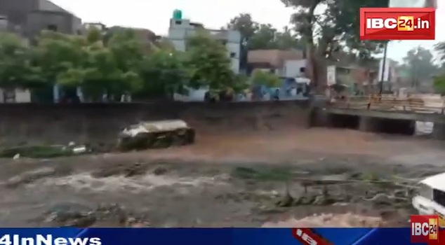 ग्वालियर में भारी बारिश से उफान पर नदी-नाले, बाढ़ में बह गए कई वाहन ..देखें वीडियो