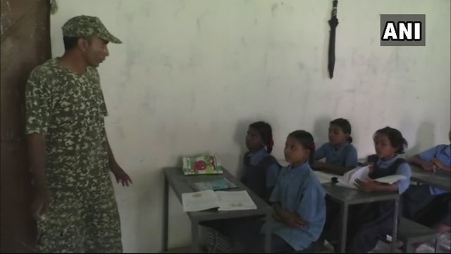 नक्सल प्रभावित इलाके के स्कूल में आईटीबीपी के जवान बच्चों को करा रहे अक्षर ज्ञान