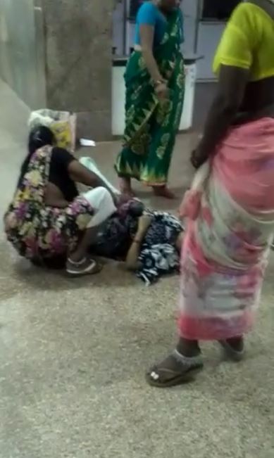 हॉस्पिटल के गेट पर नवजात का जन्म, दर्द से कराहती महिला को नही मिला इलाज़