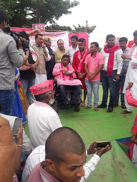 जोगी ने किया खेत चलो अभियान का शुभारंभ, किसानों संग खाया बासी के साथ प्याज