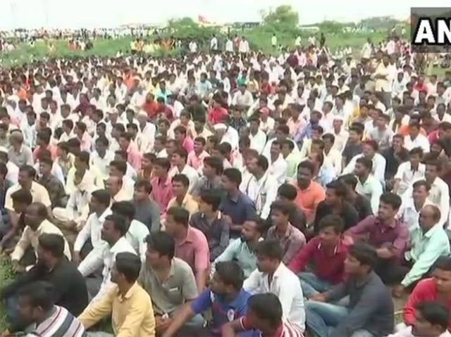 मराठा समाज के महाराष्ट्र बंद के दौरान प्रदर्शन हुआ हिंसक, इंटरनेट सेवाओं पर रोक
