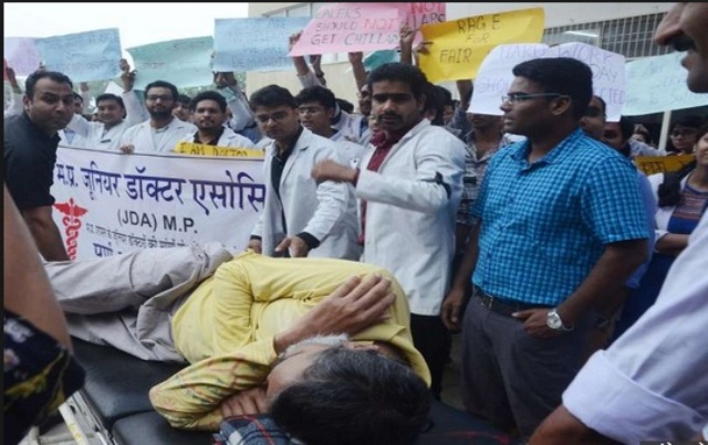 एस्मा के जवाब में हड़ताली जूनियर डॉक्टर्स ने दिया सामूहिक इस्तीफा, मरीज हो रहे हलाकान