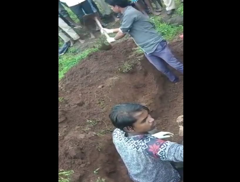 विवाहिता की संदिग्ध मौत के बाद ,परिजनों ने कब्र में दफ़न लाश को बाहर निकलवाया