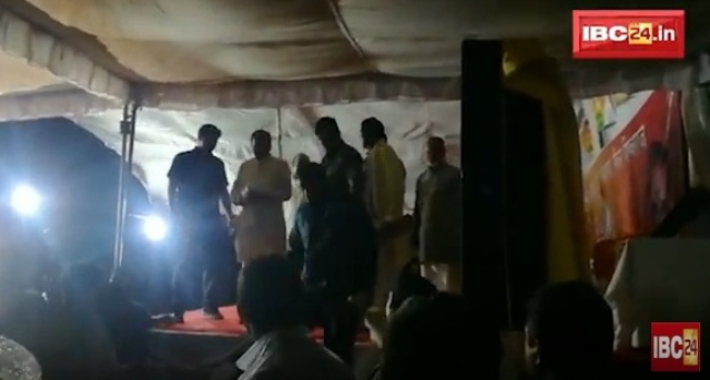 सभास्थल पर मंच से गिरे सीएम शिवराज, देखें वीडियो