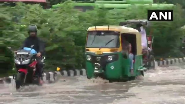 दिल्ली-एनसीआर में 30 घंटे से बारिश, 100 से ज्यादा सड़कों पर पानी भरा, जनजीवन अस्तव्यस्त