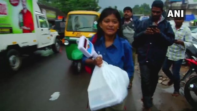 केरल की कॉलेज छात्रा के मछली बेचने की कहानी सोशल मीडिया पर ट्रोल, राज्य सरकार ने लिया एक्शन