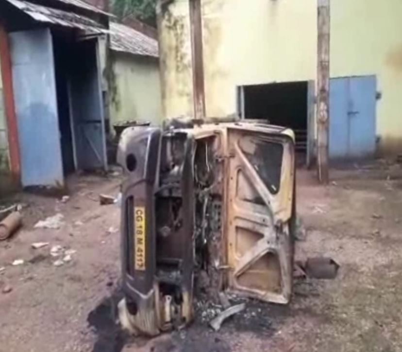 बौखलाए नक्सलियों ने पम्प हाउस और वाहनों को किया आग के हवाले