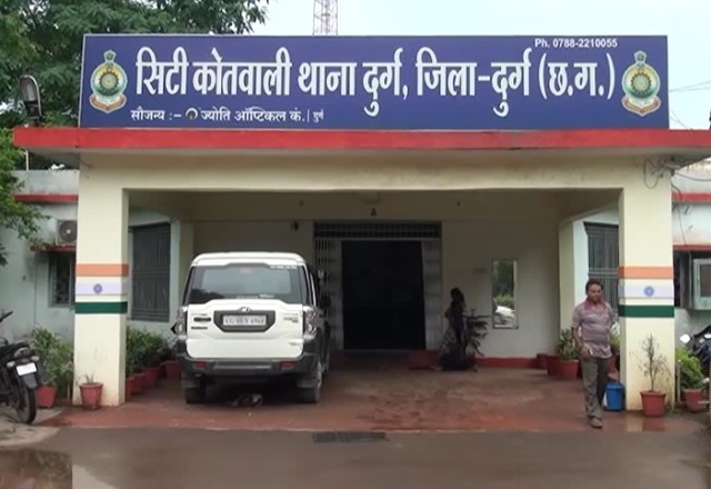 17 वर्ष की उम्र से लापता भाई की गुमशुदगी अब दर्ज कराने थाने पहुंचे 78 वर्षीय बुजुर्ग