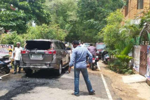 शशिकला के भतीजे दिनाकरन की कार पर पेट्रोल बम से हमला, 2 घायल