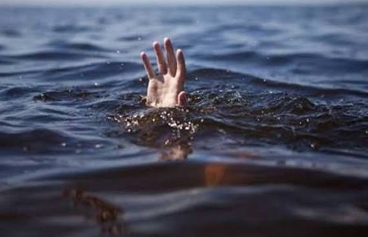 सेल्फी लेने के चक्कर में बह गई दो लड़कियां, बचावकर्मियों ने निकाली लाश