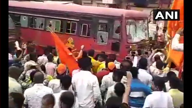 मराठा आरक्षण आंदोलन की आग पुणे में फिर भड़की, प्रदर्शकारियों ने बसें जलाई, जमकर पथराव