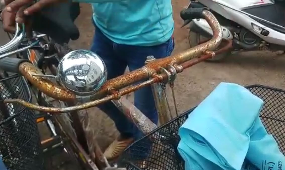 श्रमिकों को बांटी गई जंग लगी साइकिलें, विधायक ने लगाया भ्रष्टाचार का आरोप