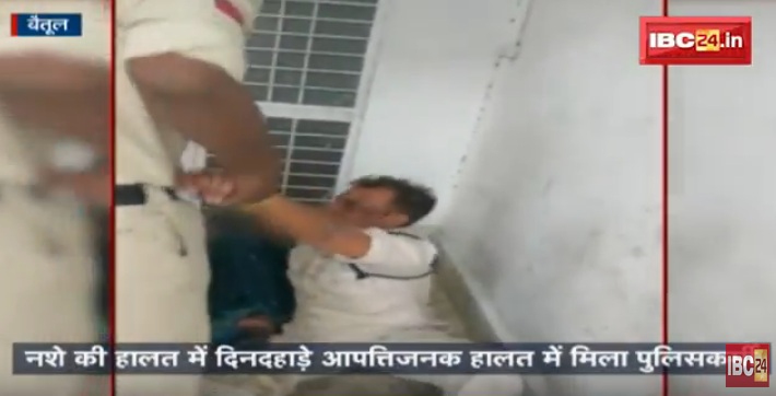 नशे में डूबा पुलिसकर्मी महिला के साथ दिनदहाड़े मना रहा था रंगरलियां, देखिए वीडियो