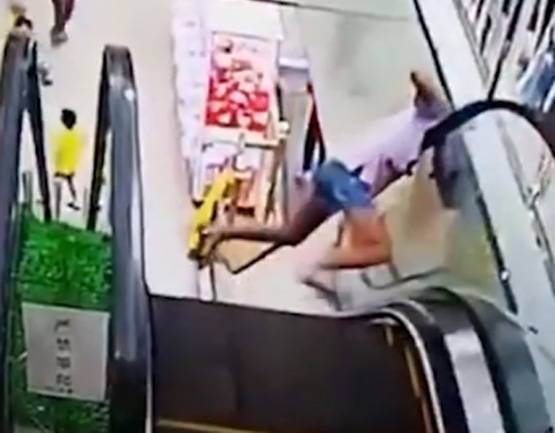 भारी पड़ा एस्कलेटर के हैंडल  पर  लटकना,देखें तस्वीर