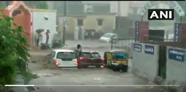 भारी बारिश के कारण 2 कार और ऑटो बह गए नाले में, देखिए वीडियो