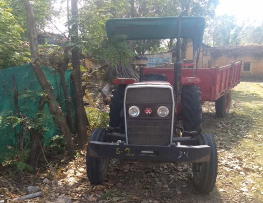 जब्त ट्रैक्टर को बचाने एसडीओ दफ्तर में दादागिरी,महिला वनकर्मी को कुचलने की कोशिश