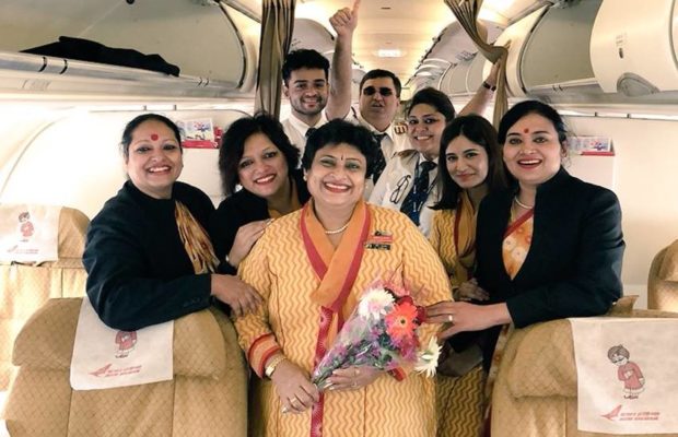 मां के रिटायरमेंट की आखरी उड़ान भरी पायलट बेटी ने, विरासत को संभालने का किया वादा, देखें वीडियो