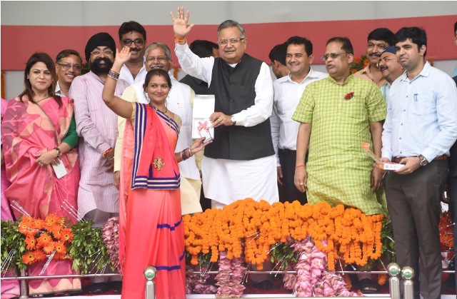 रमन ने की घोषणा- 30 साल सेवा अवधि वाले कर्मचारियों को जनवरी 2016 से चार स्तरीय वेतनमान