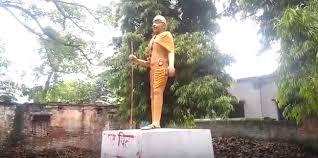 उत्तर प्रदेश में महात्मा गांधी को चढ़ा भगवा रंग, कांग्रेस ने की कार्रवाई की मांग