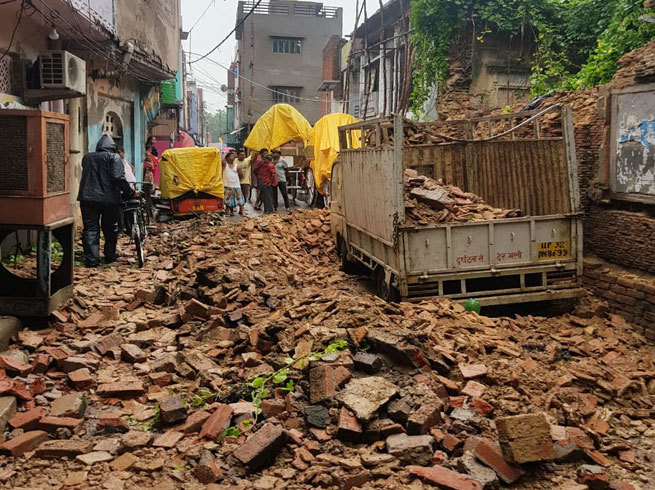तेज बारिश के चलते गिरी  दो इमारतें, मलबे में दबी बच्ची की मौत