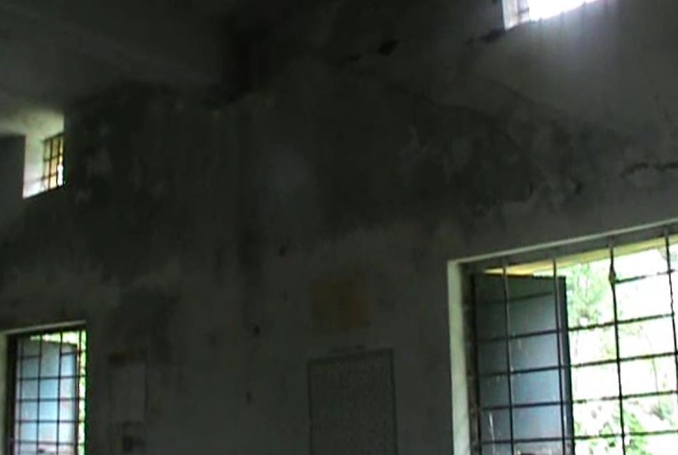 स्कूल की दीवार में करेंट, बरसात के दिनों में खुले मैदान में पढ़ते हैं बच्चे