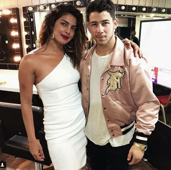 आखिर एयरपोर्ट पर क्या छिपा रही थी प्रियंका