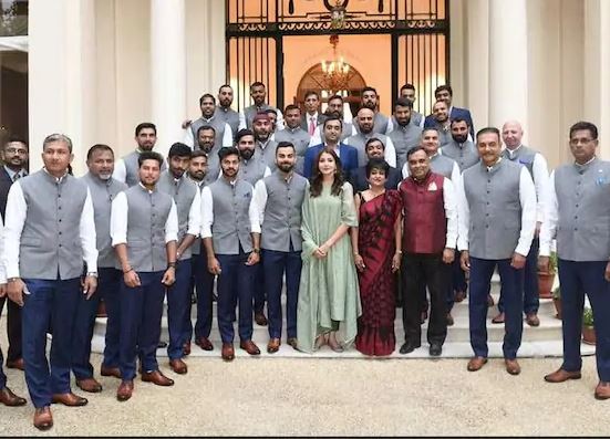 टीम इंडिया की फोटो में अनुष्‍का की उपस्थिति,क्रिकेट प्रेमियों ने किया ट्रोल
