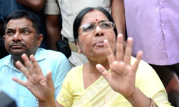 बिहार की समाज कल्याण मंत्री मंजू वर्मा ने दिया इस्तीफा,पति के बचाव में आई सामने