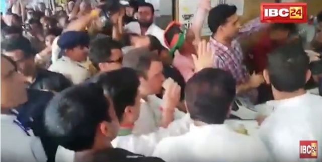 राहुल गांधी ने भोपाल में किया रोड शो, टी-स्टॉल पर पी चाय, देखिए वीडियो