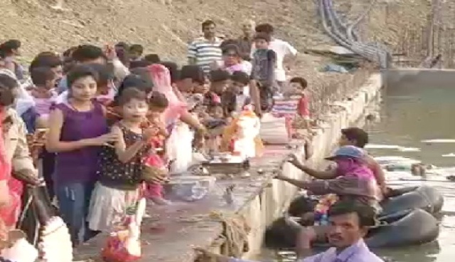 गणेश विसर्जन के दौरान नहर में बह गए दो बच्चे, रातभर नहर के पास रो-रोकर बेसुध होते रहे परिजन