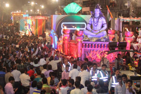 गणेश विसर्जन की झांकी देखने उमड़ी हजारों की भीड़, पूरी रातभर जागता रहा शहर