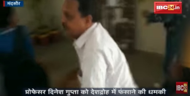 झूठा आरोप लगाने पर एबीवीपी के छात्रों को प्रोफेसर ने दिखाई गांधीगिरी, देखिए वीडियो