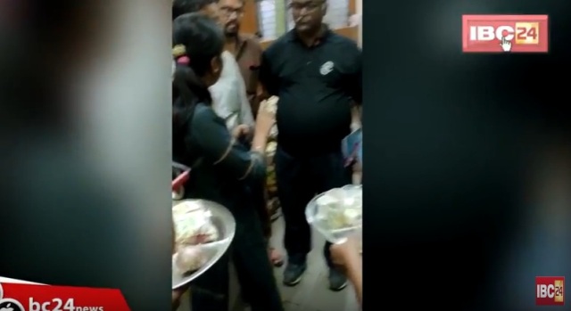 एचएनएलयू की कैंटीन में खाद्य विभाग का छापा, गंदगी के बीच बन रहा था खाना, देखिए वीडियो