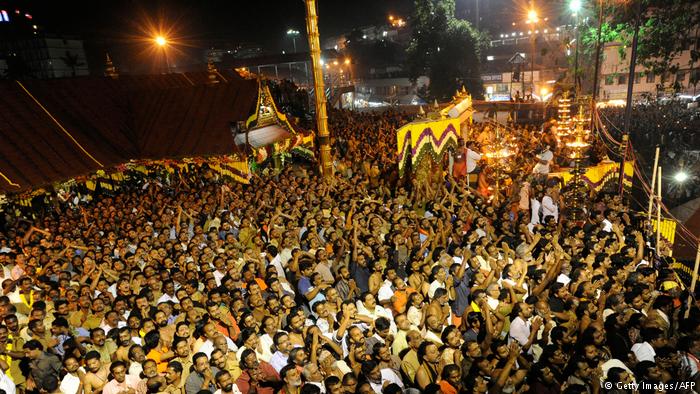 सबरीमाला मंदिर में महिलाओं के प्रवेश से हटा प्रतिबंध,एससी ने बताया-संवैधानिक अधिकार का उल्लंघन
