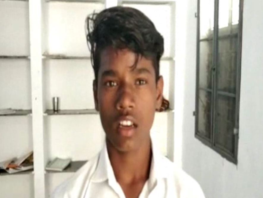 नशे में धुत छात्रावास अधीक्षक ने की बच्चों की पिटाई ,17 छात्र भागे हॉस्टल से